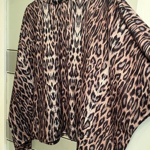 Zara leopard top with bell sleeves - Picture 2 of 2